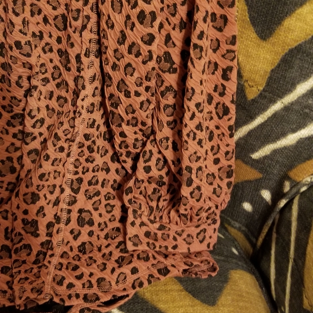 GiGio leopard clay crinkle balloon sleeve blouse - Picture 2 of 5